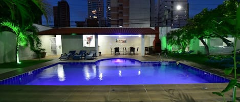 Piscine extérieure, chaises longues