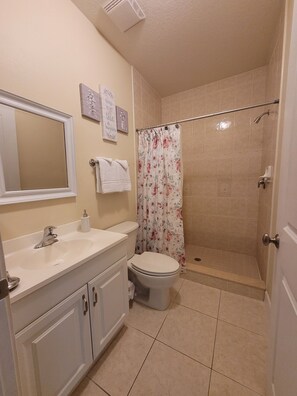 Douche, sèche-cheveux, serviettes fournies