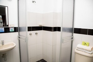 Een douche, gratis toiletartikelen, handdoeken, zeep