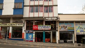 A hotel with a sign indicating it is a 'Punto de Venta' and a 'Muebles a la medida' store. - Ayenda Quimbaya de Oro 1903 (Armenia)