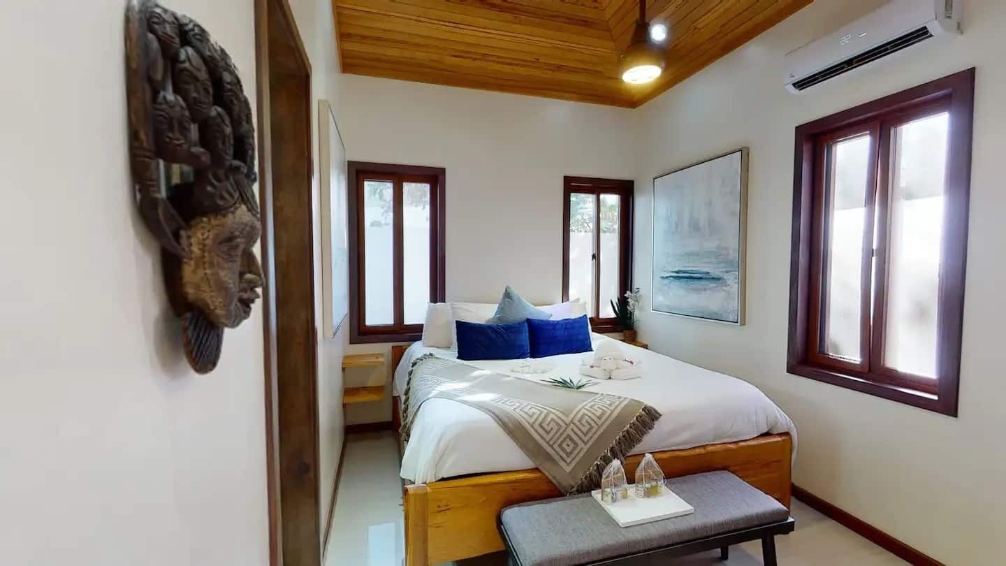 2 間睡房、書桌、熨斗/熨衫板、可攜式嬰兒床