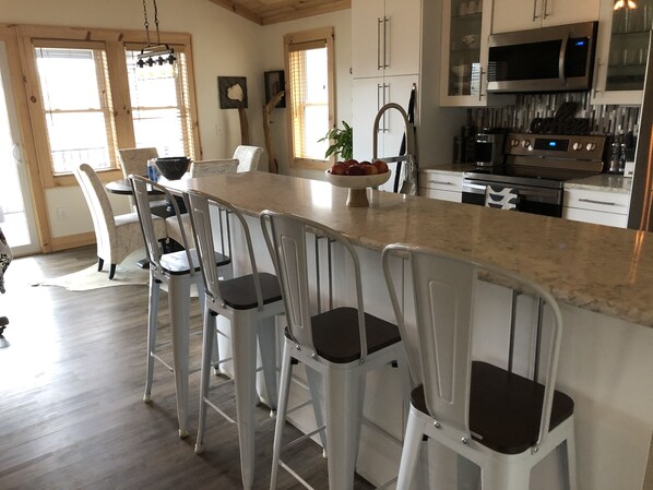 冷蔵庫、電子レンジ、オーブン、コンロ