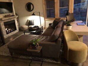 スマートテレビ、暖炉、DVD プレーヤー、書斎 / ワークスペース