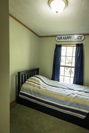 3 bedrooms, travel crib, WiFi, bed sheets - Riverfront Get-A-Way (LOUDONVILLE)
