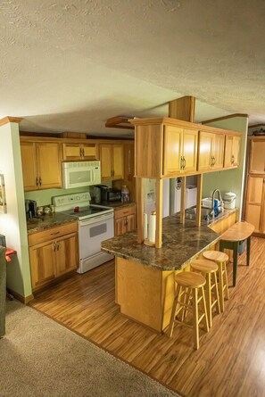 Fridge, microwave, oven, stovetop - Riverfront Get-A-Way (LOUDONVILLE)