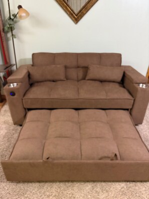 Smart TV, fireplace, DVD player