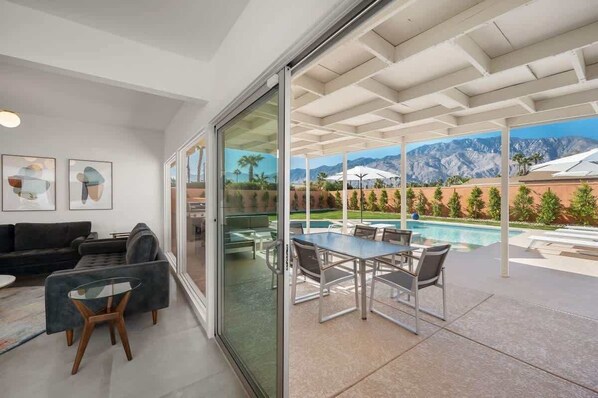 Outdoor dining - Mid - Century Retreat (Palm Springs)