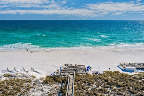 Beach, two pools, two hot tubs, gym & beach gear