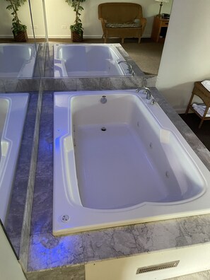 King Whirlpool Suite | Bathroom | Towels - VIBE INN - WHIRLPOOL SUITES (Lyons)