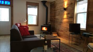 Una televisión, una chimenea