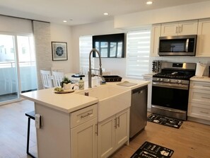 Fridge, microwave, oven, stovetop - Enjoy a 3-bedroom 2 bath vacation home steps to Silver Strand Beach (Oxnard)