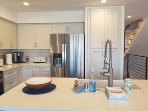 Fridge, microwave, oven, stovetop - Enjoy a 3-bedroom 2 bath vacation home steps to Silver Strand Beach (Oxnard)