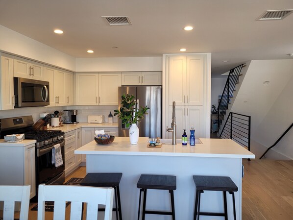 Fridge, microwave, oven, stovetop - Enjoy a 3-bedroom 2 bath vacation home steps to Silver Strand Beach (Oxnard)