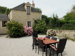 تناول الطعام بالخارج