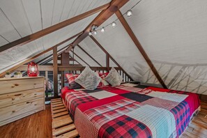 1 bedroom, free WiFi, bed sheets - River  Walk  Cottage - Hot Tub | Pets | Fire Pit | Grill |River Access (Great Cacapon)