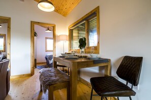 Interior - Fern Lodge - 2 Bedroom Log Cabin - Saint Florence (Tenby)