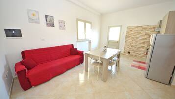 Fernseher, Kamin, Bücher