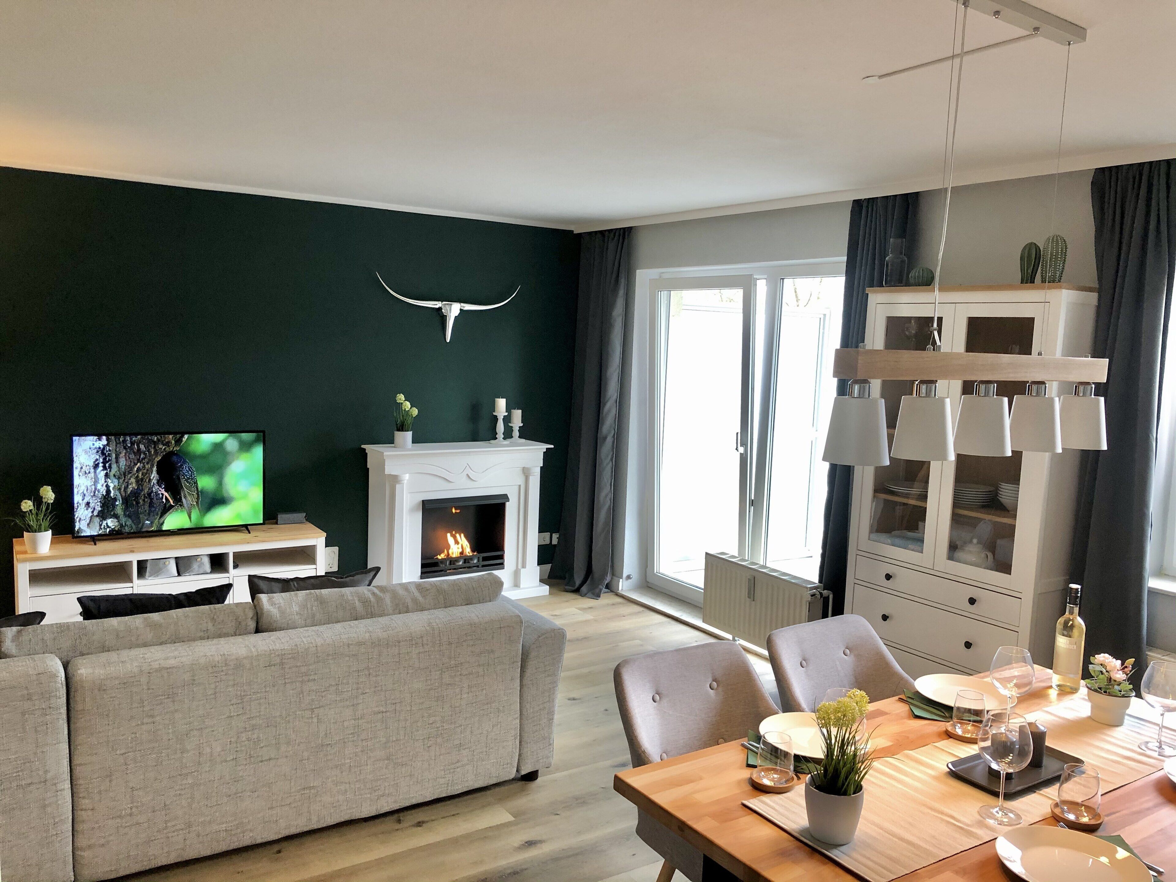 Smart-TV, Kamin, Bücher