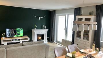 Smart-TV, Kamin, Bücher