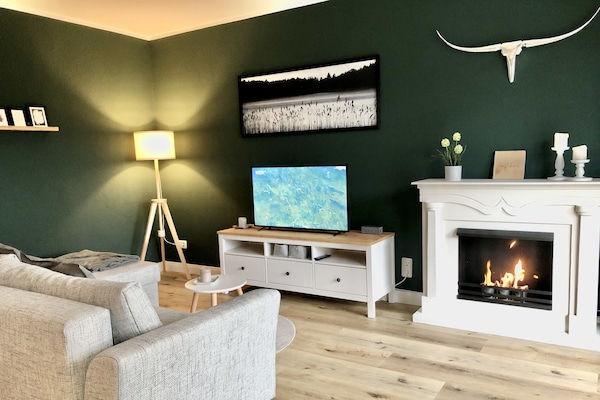 Wohnzimmer mit Kamin.