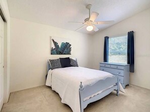 2 bedrooms, iron/ironing board, Internet, bed sheets - The Villages Lifestyle, Steps Away From Lake Sumter Square (The Villages)