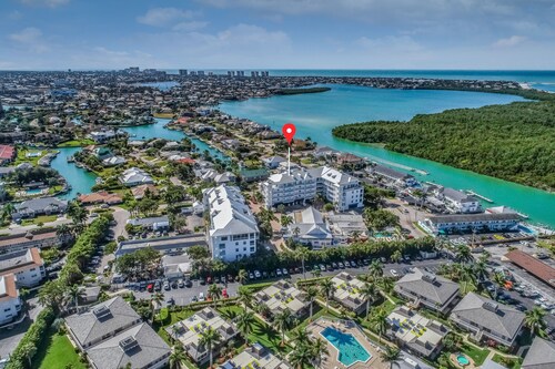 Renovated condo with screened balcony, AC, & shared pool/spa/sundeck