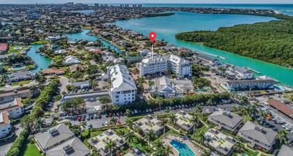 Renovated condo with screened balcony, AC, & shared pool/spa/sundeck