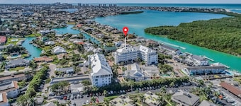 Renovated condo with screened balcony, AC, & shared pool/spa/sundeck