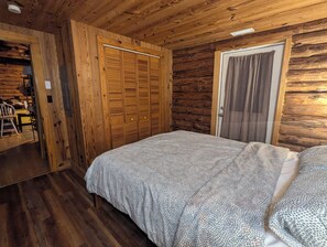 2 bedrooms, desk, free WiFi, bed sheets