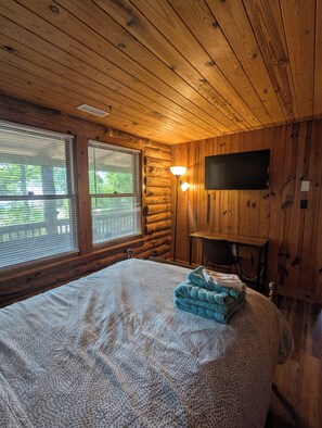 2 bedrooms, desk, free WiFi, bed sheets