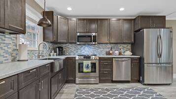 Frigorífico, microondas, horno y placa de cocina