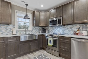 Jääkaappi, mikroaaltouuni, uuni, liesi