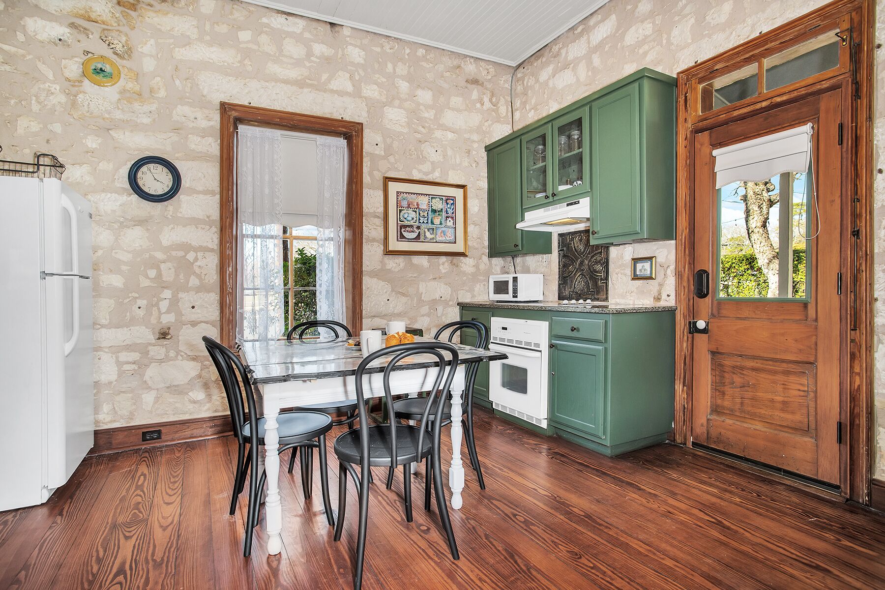 Réfrigérateur, four à micro-ondes, cafetière-théière