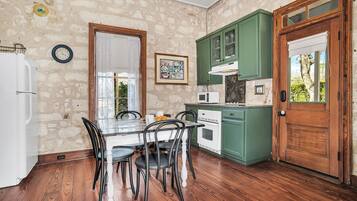 Réfrigérateur, four à micro-ondes, cafetière-théière