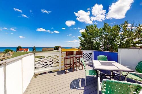 Ocean-view condo with gorgeous sunrises, deck, & WiFi - walk to beach & pier