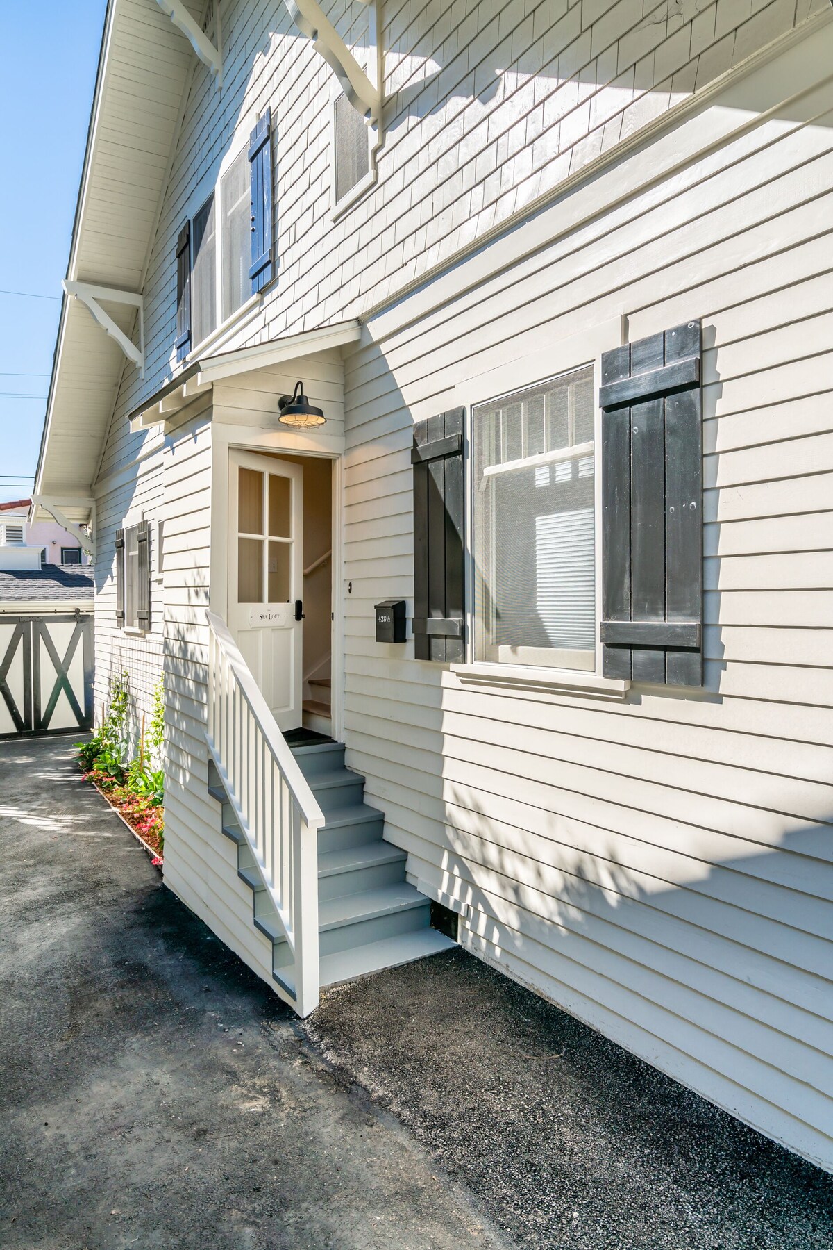 The Sea Captain's Loft - West Beach Charm