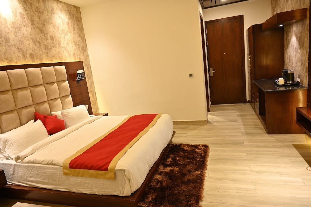Deluxe Room | Laptop workspace, iron/ironing board, free WiFi