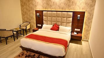 Deluxe Room | Laptop workspace, iron/ironing board, free WiFi