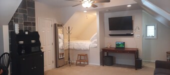 Studio 154 tucked away, peaceful and convenient access to the upper valley NH.