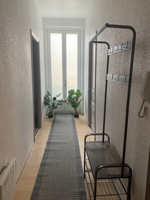 Interior - Apartment Les Halles: 80 m2, terrace 30 m2 air conditioning, garage, 8 beds (Narbonne)