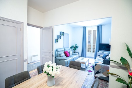 Interior. Apartment Les Halles: 80 m2, terrace 30 m2 air conditioning, garage, 8 beds
