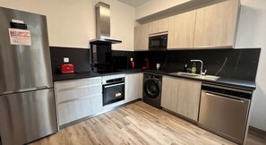 Fridge, microwave, oven, stovetop - Apartment Les Halles: 80 m2, terrace 30 m2 air conditioning, garage, 8 beds (Narbonne)