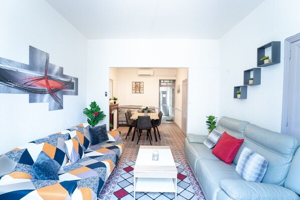 Smart TV, fireplace - Apartment Les Halles: 80 m2, terrace 30 m2 air conditioning, garage, 8 beds (Narbonne)