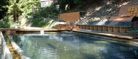 Una piscina al aire libre