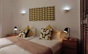 2 makuuhuonetta, tallelokero huoneessa, silitysrauta/-lauta