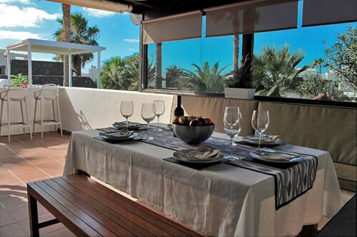 Elegant Detached Villa: Private Heated Pool, Free Wifi, BBQ & Beatiful Garden