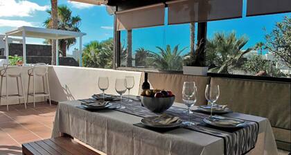 Elegant Detached Villa: Private Heated Pool, Free Wifi, BBQ & Beatiful Garden