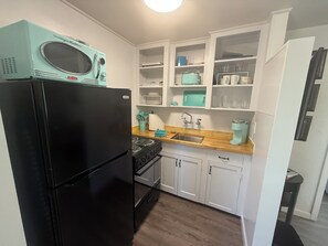 Fridge, microwave, oven, stovetop - Carriage Apartment short walk to downtown Prescott. (Prescott)