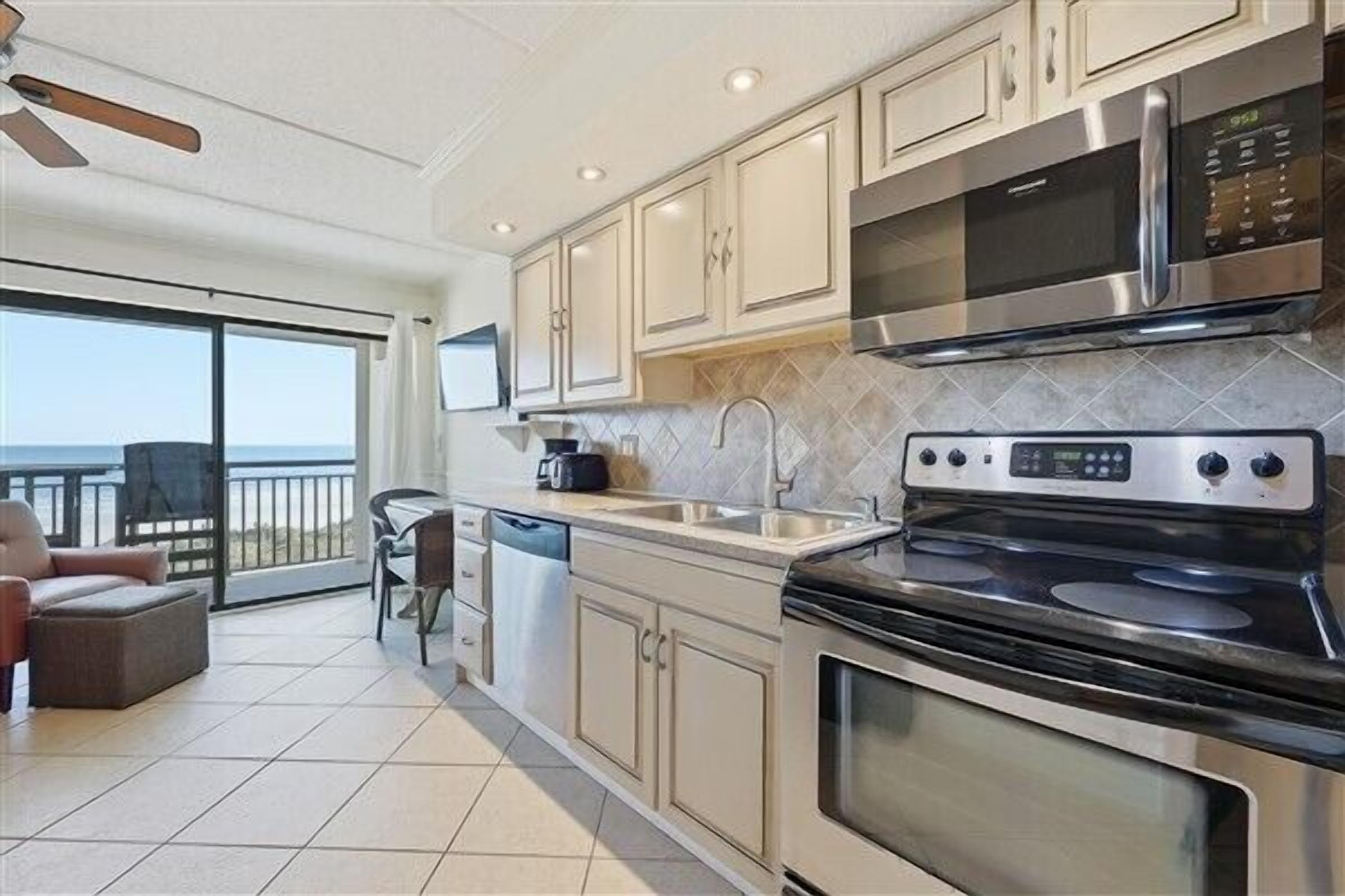 Kylskåp, mikrovågsugn, ugn och spishäll