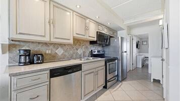 Réfrigérateur, micro-ondes, four, plaque de cuisson